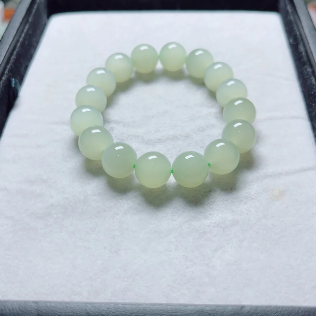 手串未镶嵌和田玉何*。