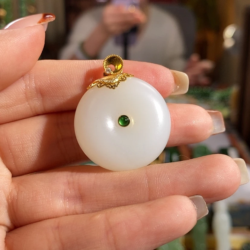 【闪购商品】吊坠(赠链)18K金镶嵌和田玉夏*