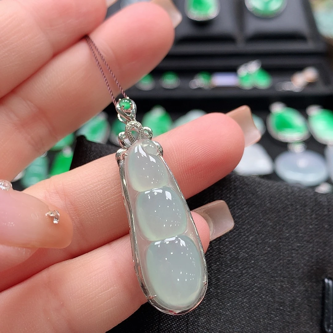 翡翠18K金镶嵌颈饰福豆