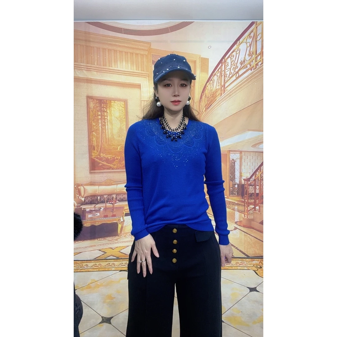 70011时尚洋气百搭显瘦加绒烫钻打底衫