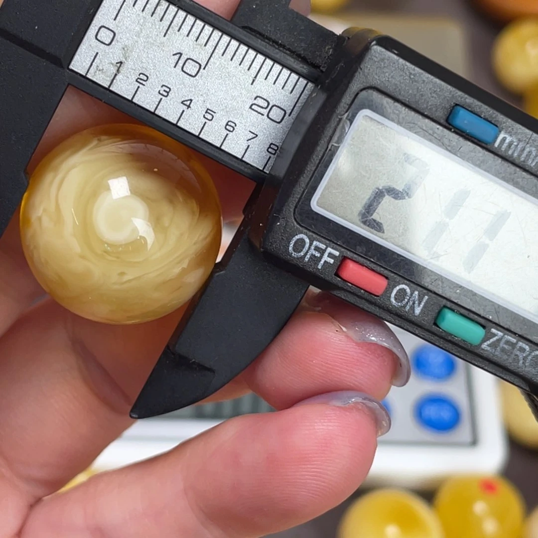 未镶嵌琥珀裸石微瑕319