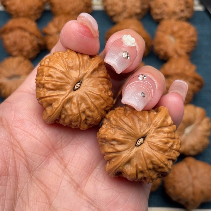 春***，文玩核桃吊坠34全品乾隆磨。