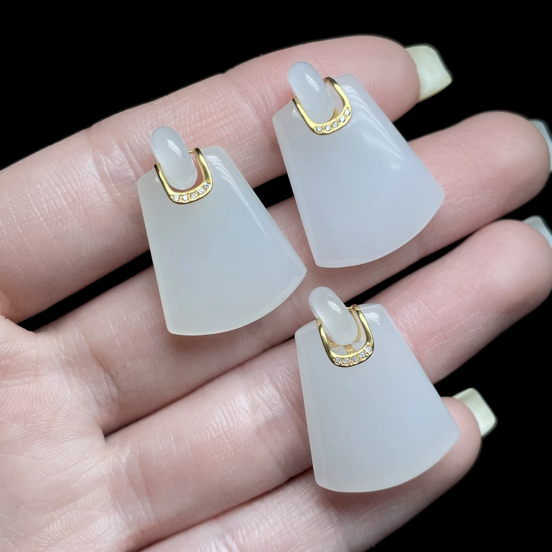 29 DS39612-18k金镶嵌和田玉吊坠—多样性发一件-20×17×5mm （JG）