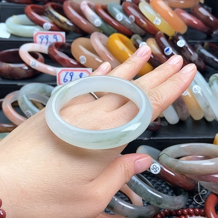 石英质玉手镯未镶嵌木*?