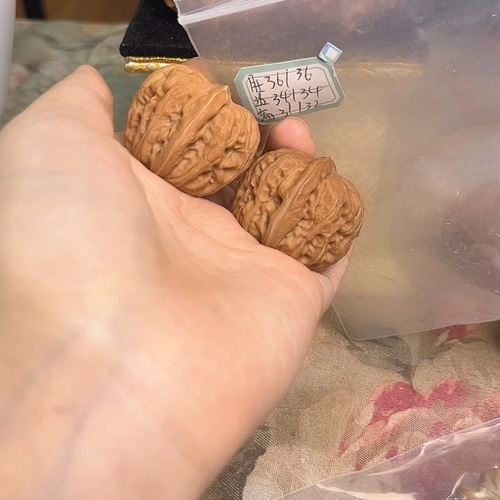 文玩核桃把件平谷元宝有修