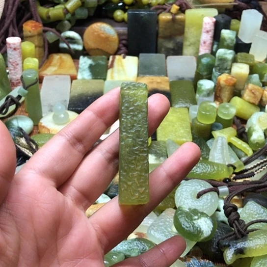 未镶嵌岫玉吊坠于***姐