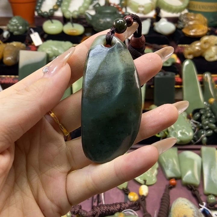 未镶嵌岫岩老玉（透闪石质玉）把件