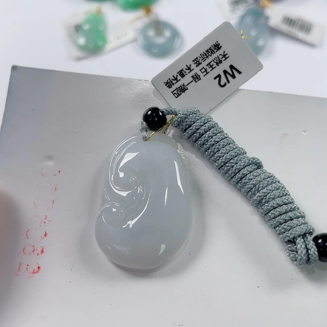 翡翠未镶嵌颈饰如意