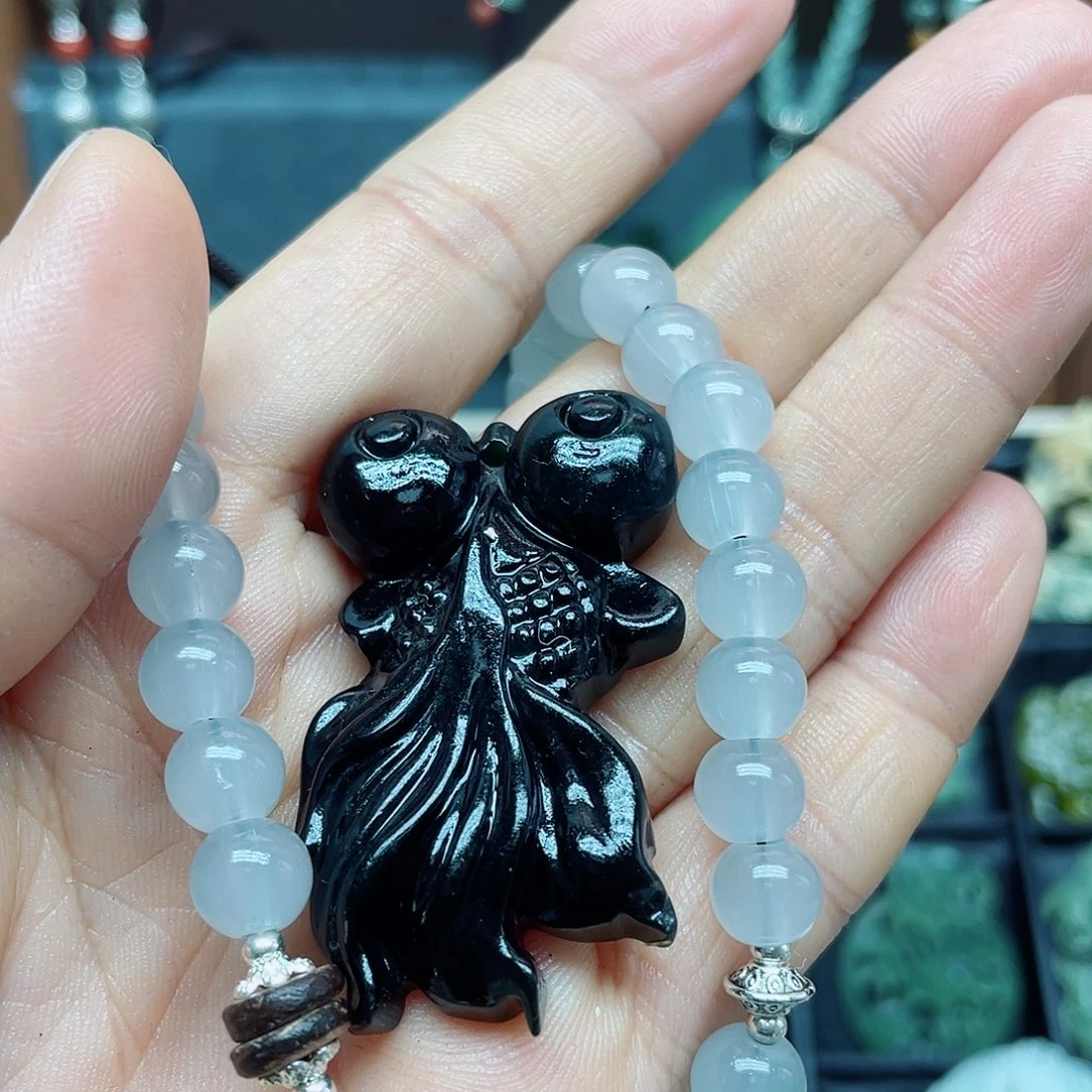 蛇纹石玉未镶嵌颈饰为**候