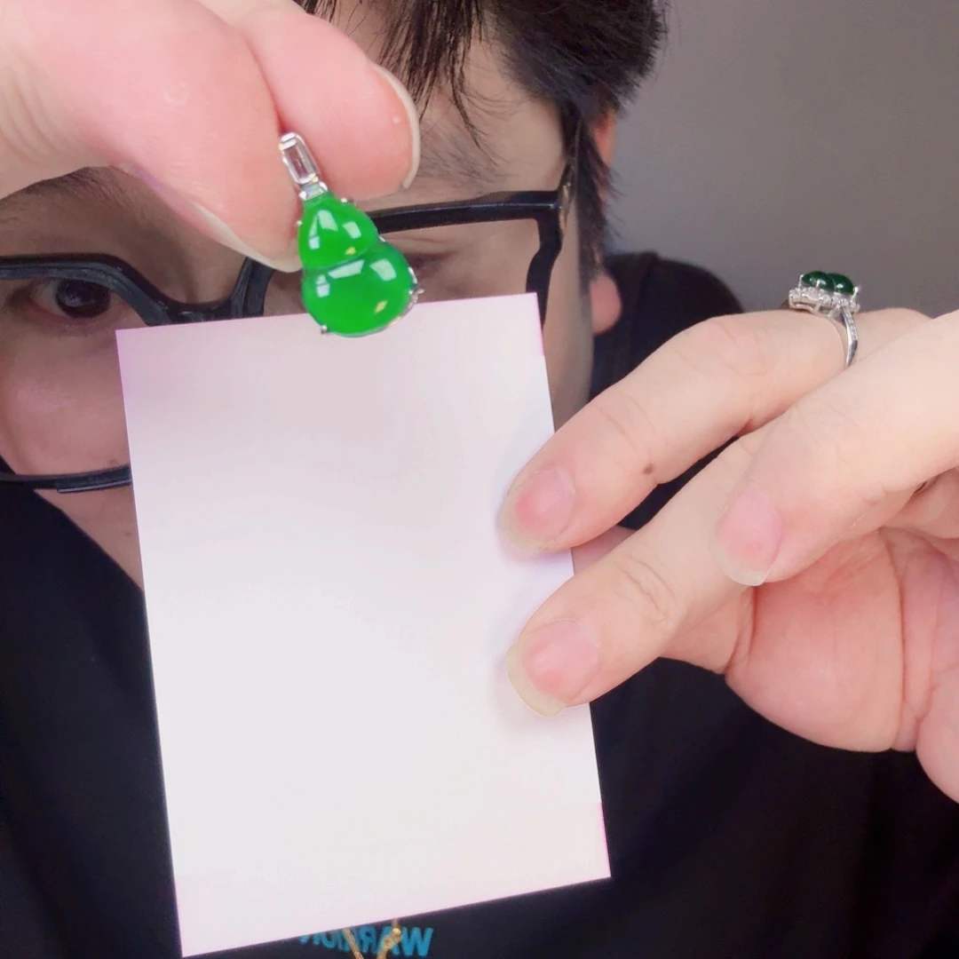 翡翠未镶嵌颈饰一件