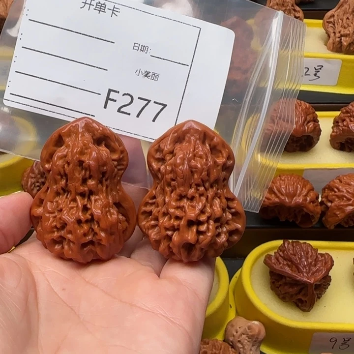 k***z文玩核桃吊坠葫芦