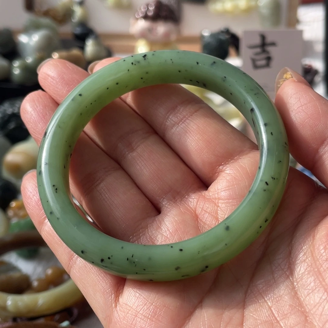 和田玉未镶嵌颈饰56.5圈口乌兰乌猕猴桃