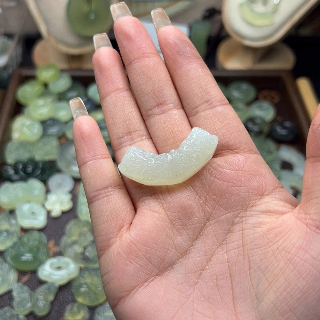 蛇纹石玉未镶嵌颈饰