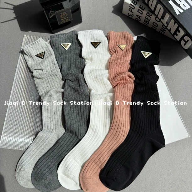 秋季新款小腿袜女三角标饰品慵懒风堆堆袜时尚长筒女袜