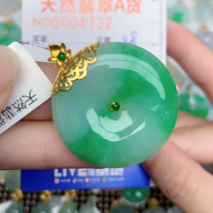颈饰18K金镶嵌翡翠扣