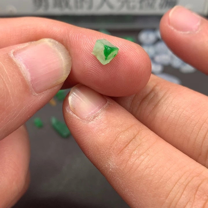 定制翡翠未镶嵌材料定制