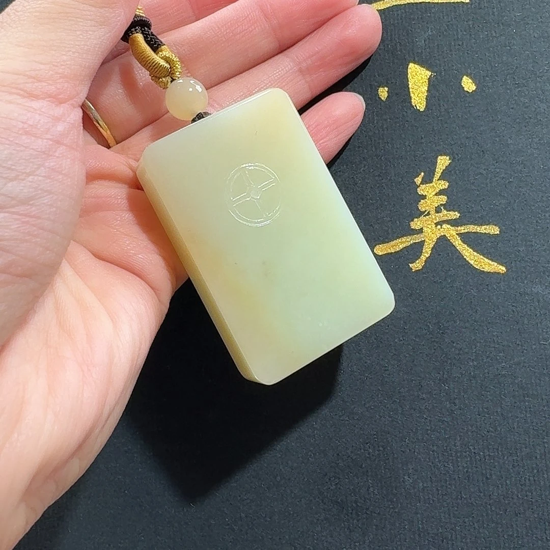 颈饰未镶嵌和田玉若羌黄口
