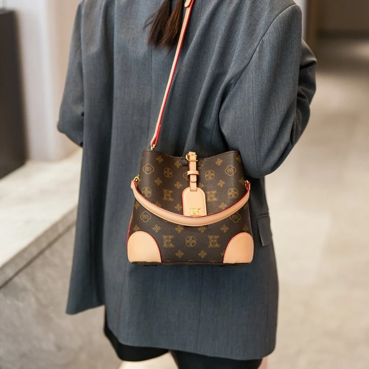 女士包包大容量经典高级感复古拼接水桶包轻奢百搭单肩斜挎包休闲