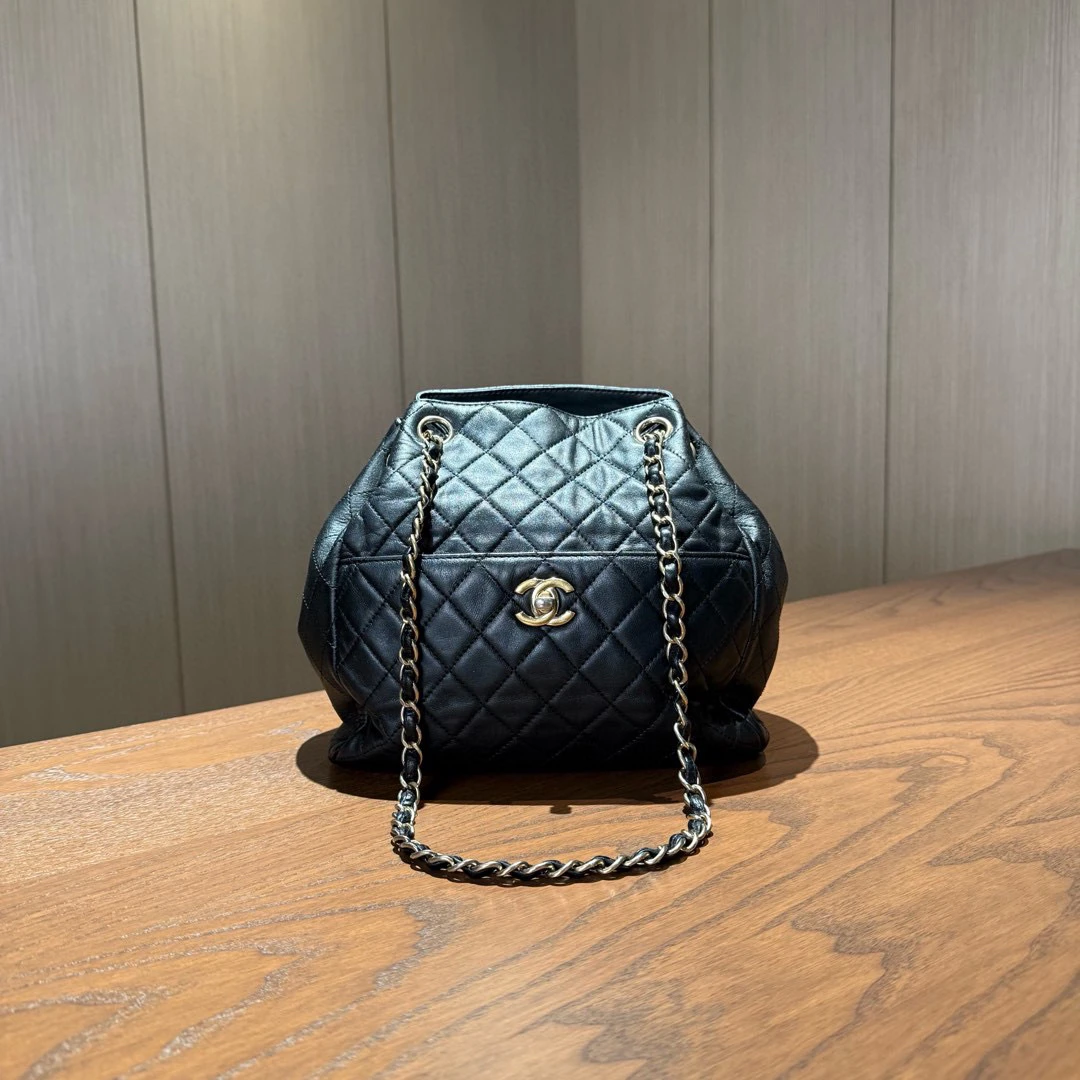 99新 Chanel/香奈儿 黑色金扣双肩包 23开 尺寸22×22