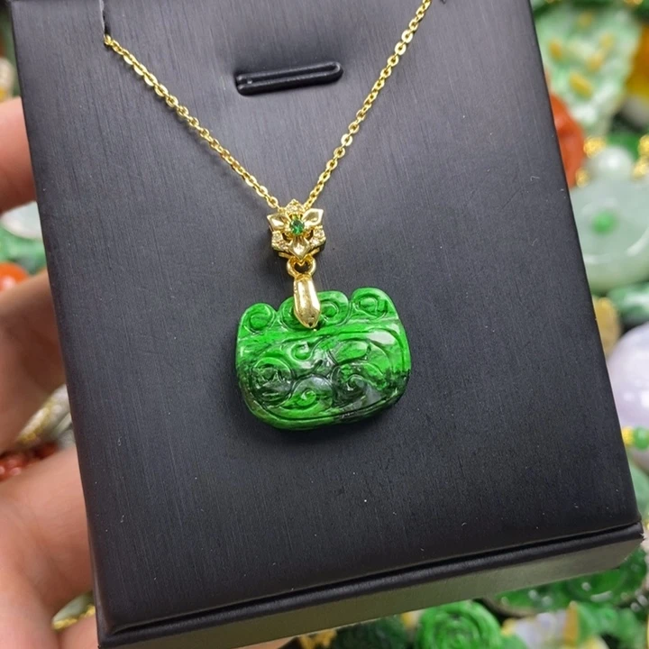 翡翠未镶嵌吊坠(赠链)