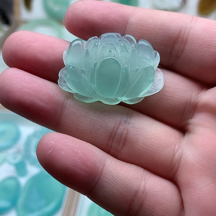 岫玉未镶嵌颈饰牡丹花