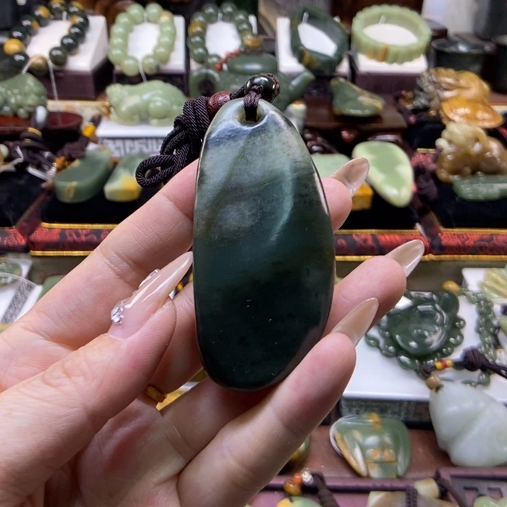 未镶嵌岫岩老玉（透闪石质玉）把件