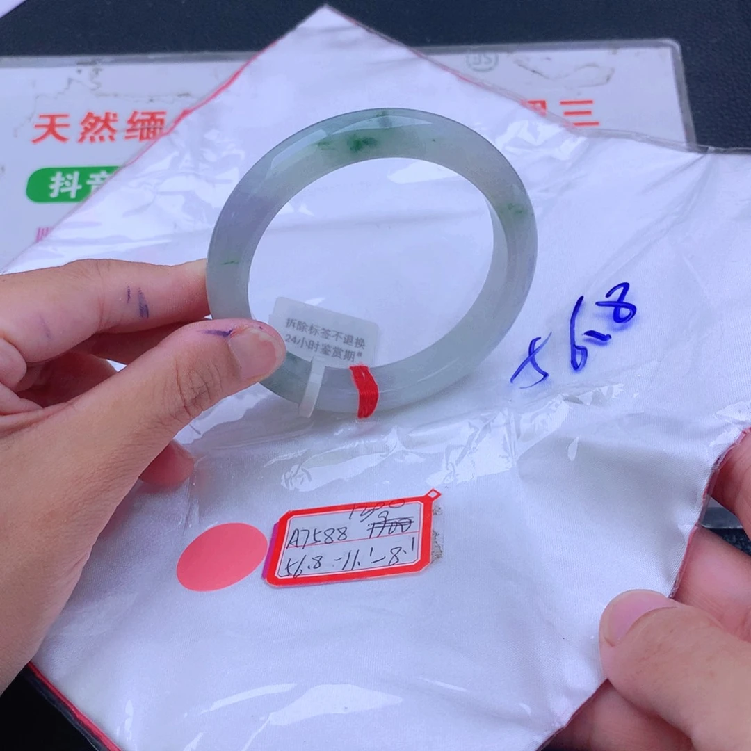 翡翠手镯未镶嵌翡翠