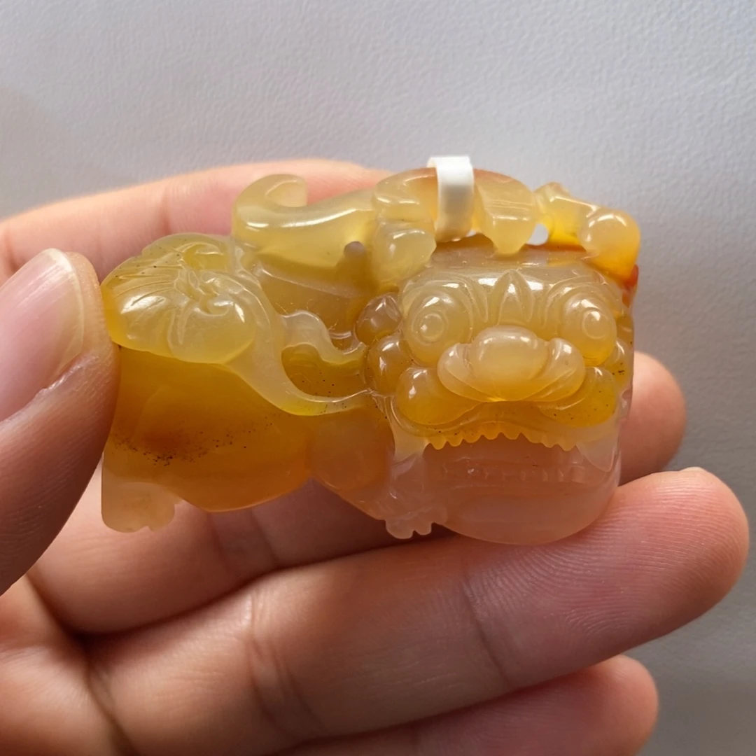 未镶嵌石英质玉（黄龙玉）颈饰