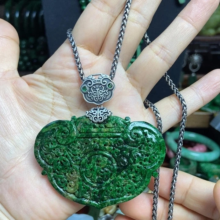 配饰黄加绿锁牌银链一套