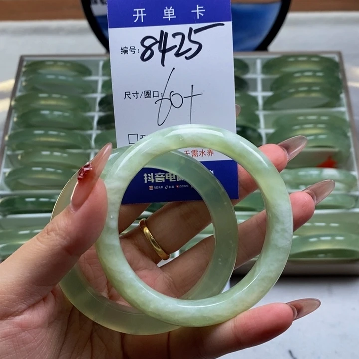 蛇纹石玉手镯未镶嵌小****?