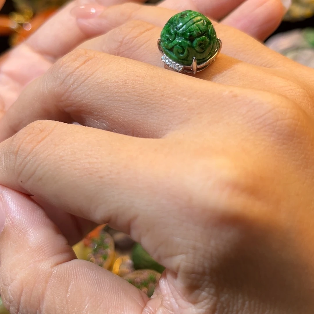 翡翠未镶嵌颈饰待编织