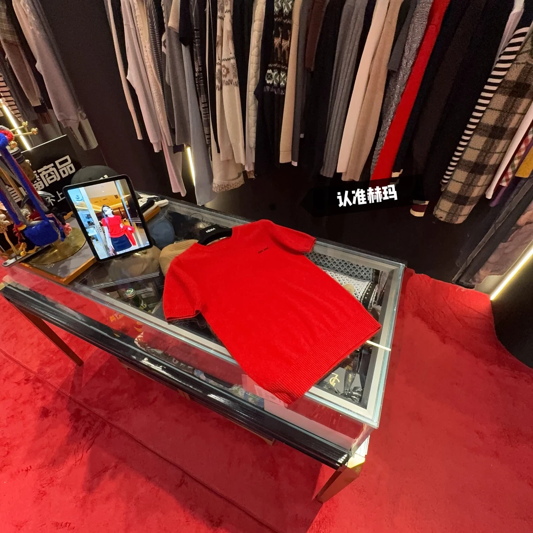 认准赫玛 FW25 早秋圣诞红短袖圆领套头衫#1915上新