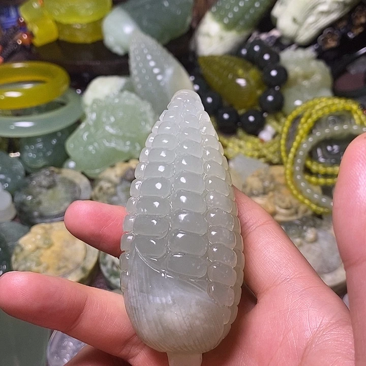 韩***佟岫玉未镶嵌岫玉颈饰