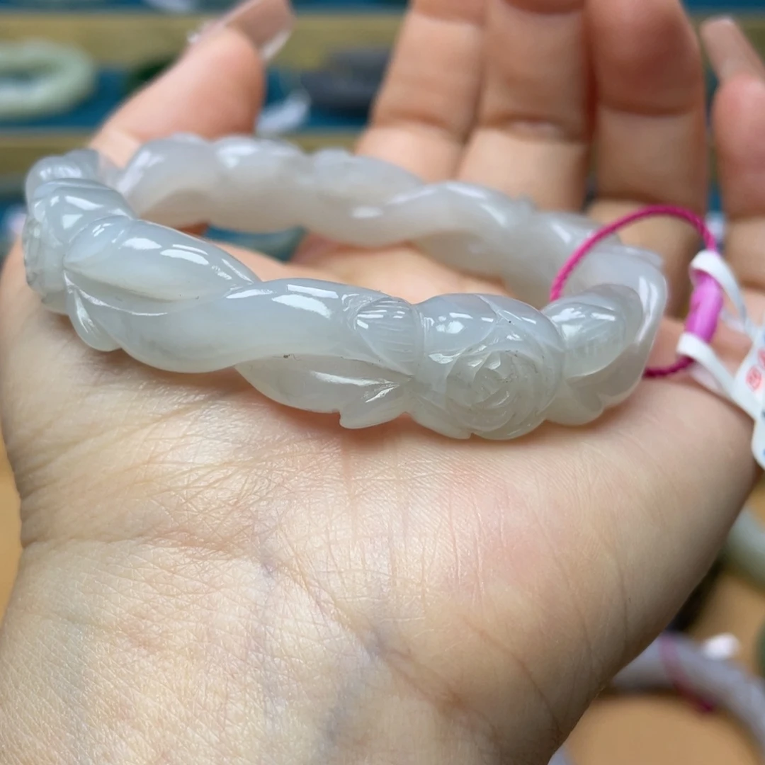 和田玉手镯56+圈口。编号27未镶嵌