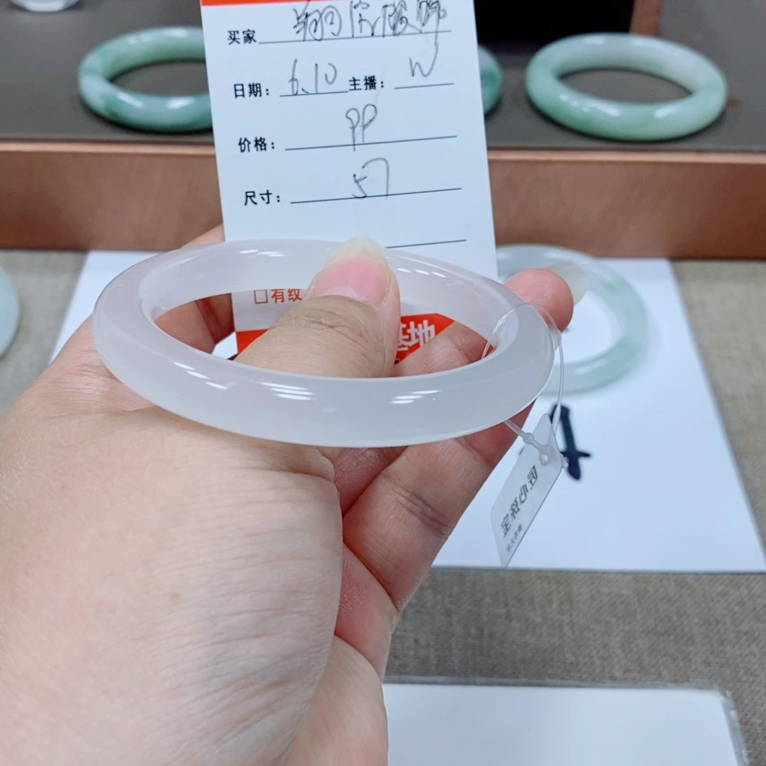 翔***饰石英质玉手镯未镶嵌