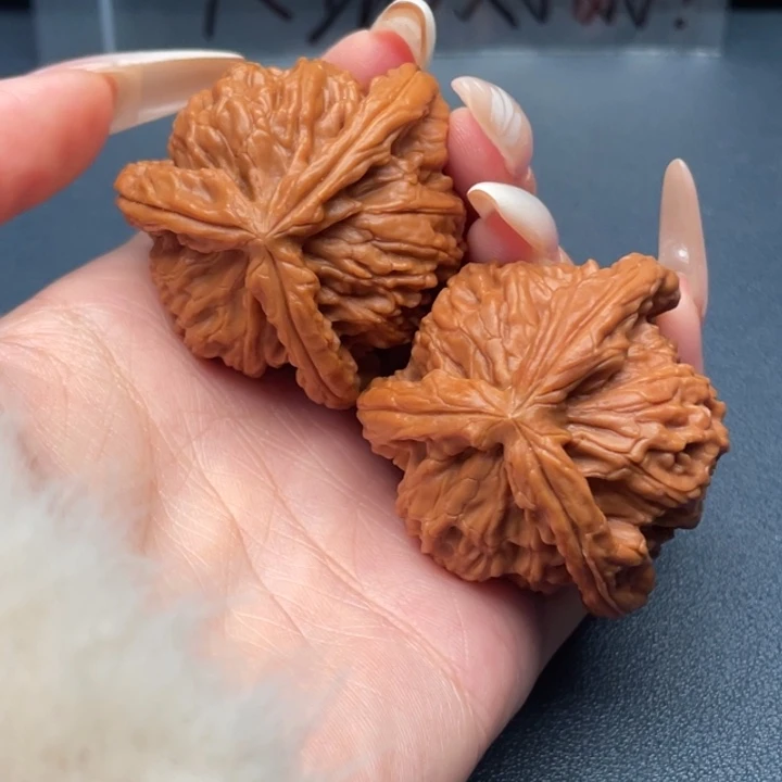 余***吟文玩核桃吊坠白狮子
