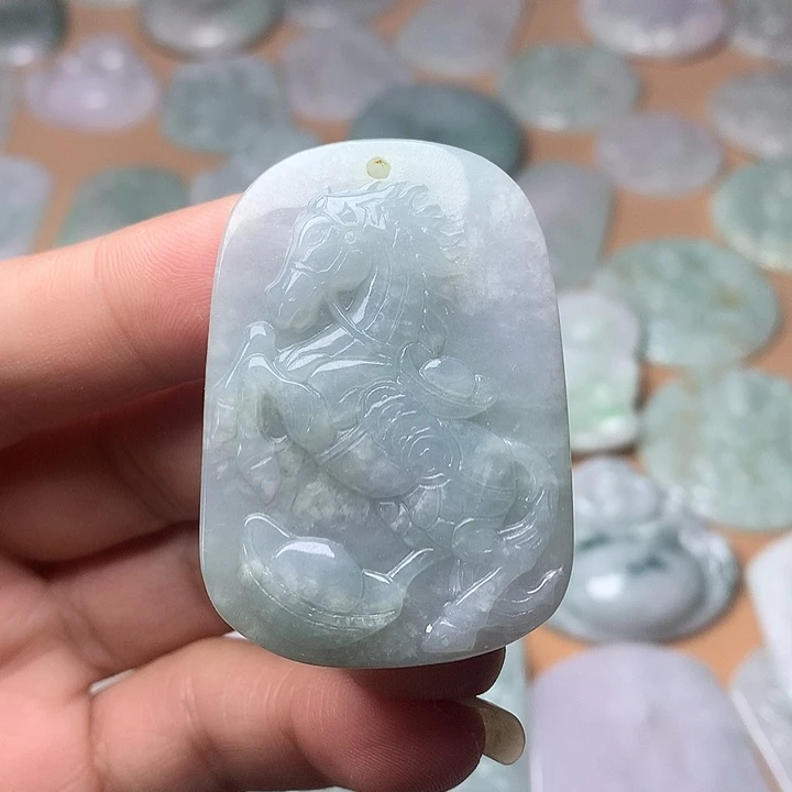 翡翠未镶嵌颈饰马牌