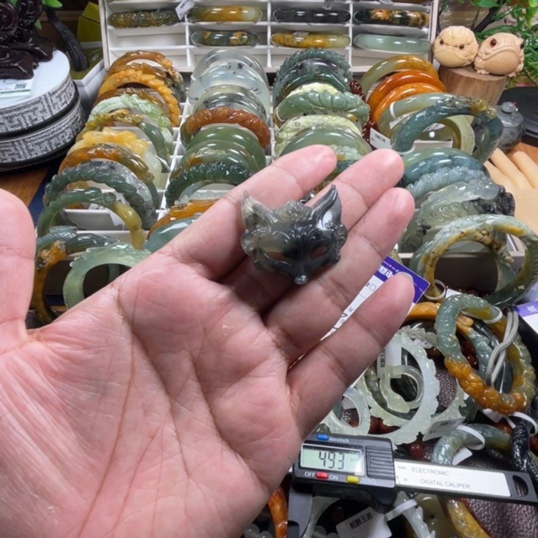 未镶嵌蛇纹石玉颈饰
