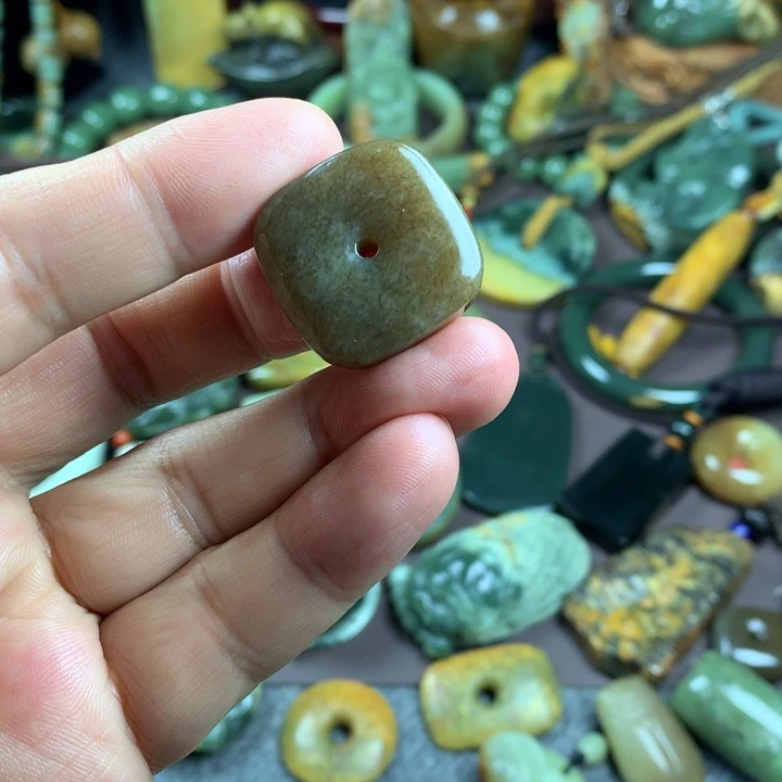 吊坠(赠链)未镶嵌岫岩老玉（透闪石质玉）