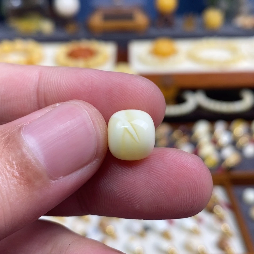 O***里蜜蜡未镶嵌裸石配饰尺寸10.95