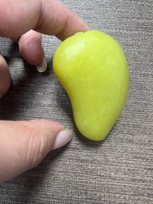 纯天然岫玉芒果。