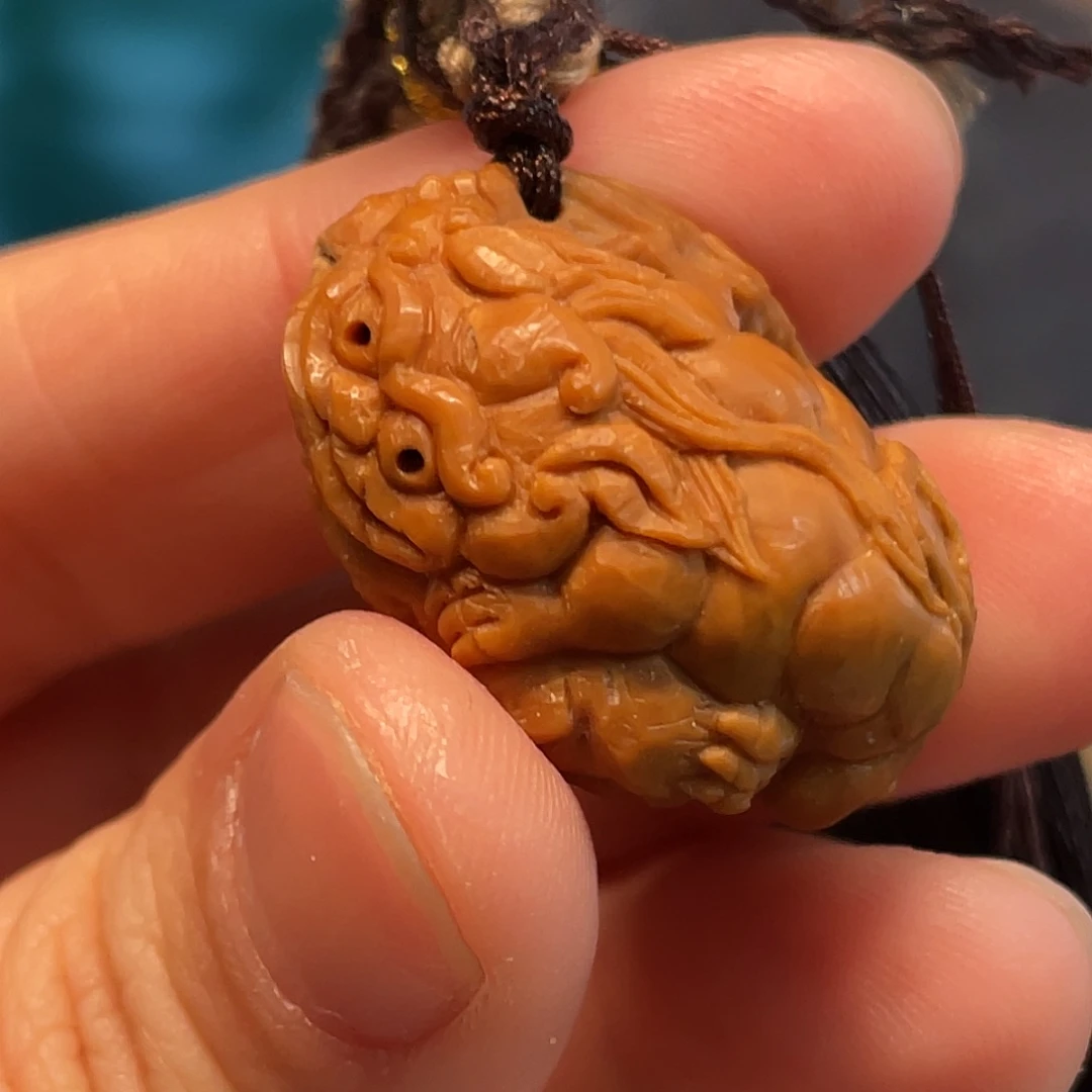 异型核桃雕刻貔貅核雕作品