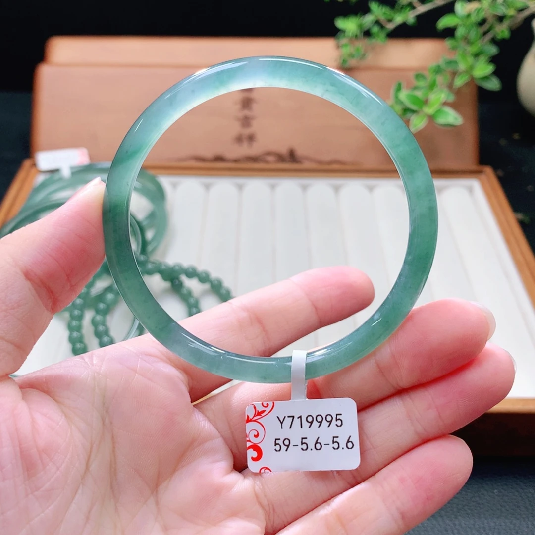 未镶嵌手镯（圆镯）翡翠