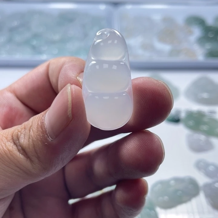 翡翠未镶嵌颈饰豆子