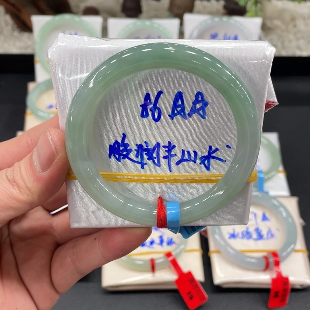 翡翠手镯未镶嵌翡翠