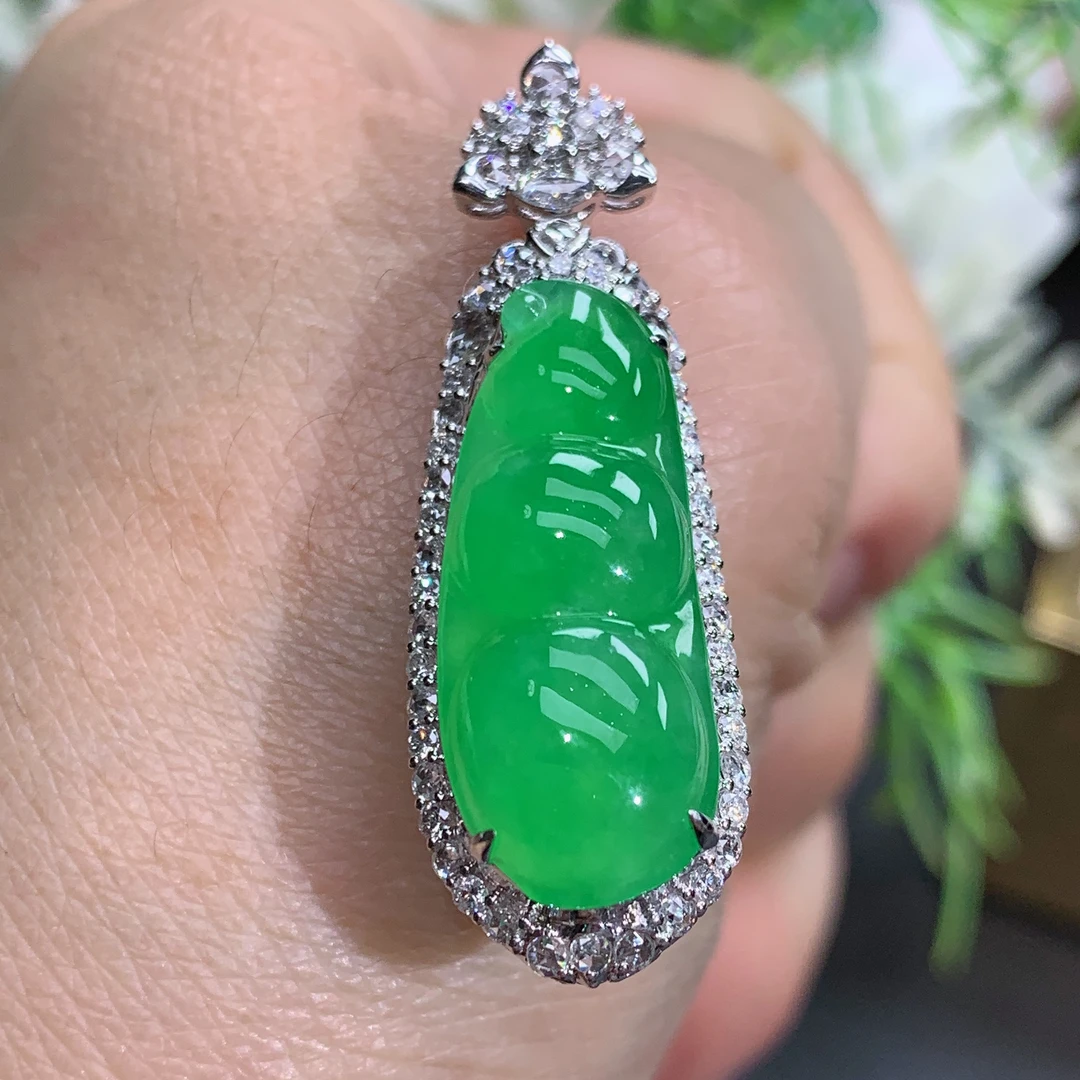 尺寸38.5×12.6×11.4缅甸天然翡翠A货18k金正冰胶正阳绿福豆吊坠