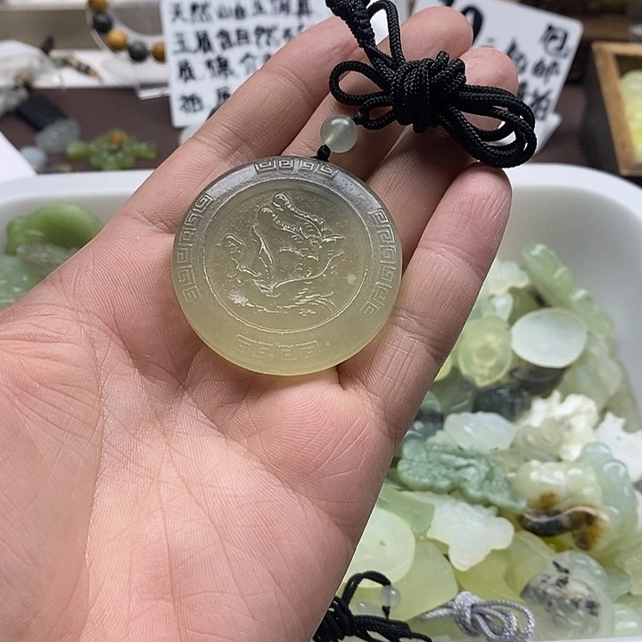 蛇纹石玉未镶嵌颈饰