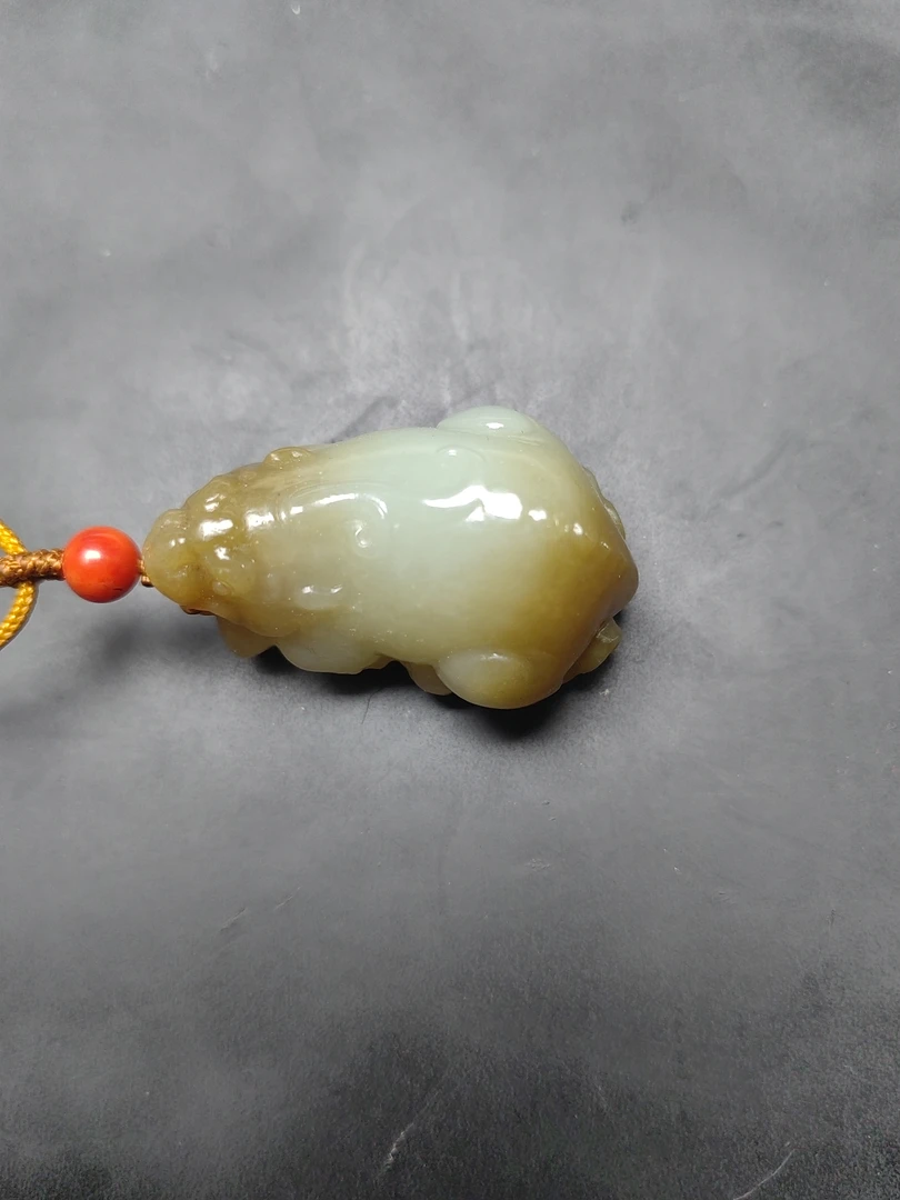 新疆和田玉吊坠。