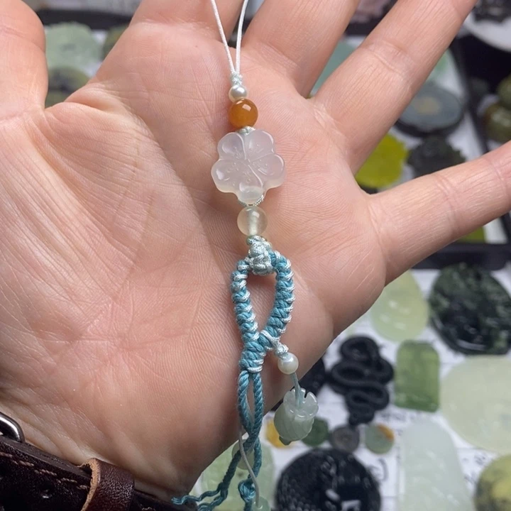 蛇纹石玉颈饰合金