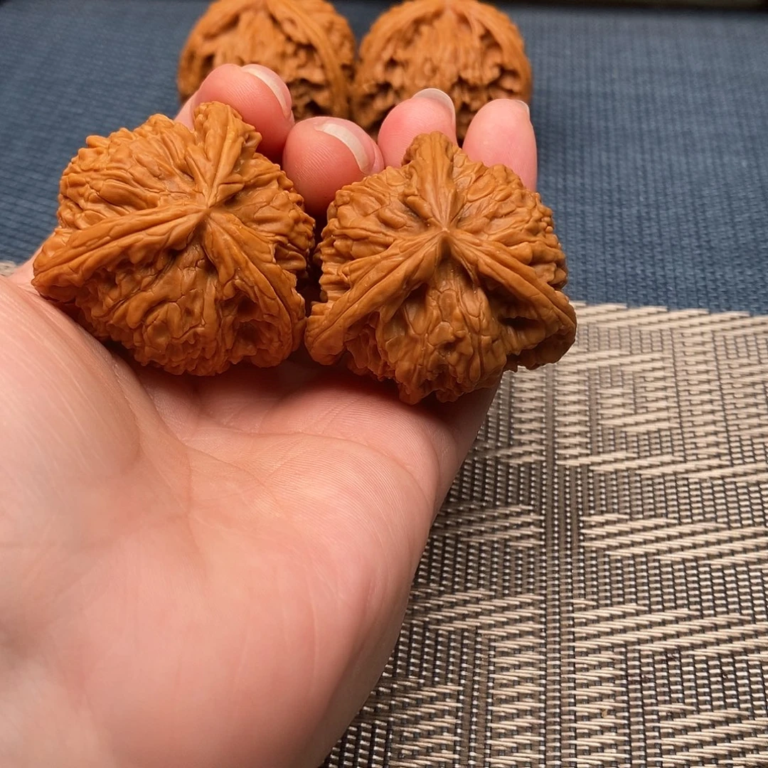 徐****文玩核桃吊坠三棱